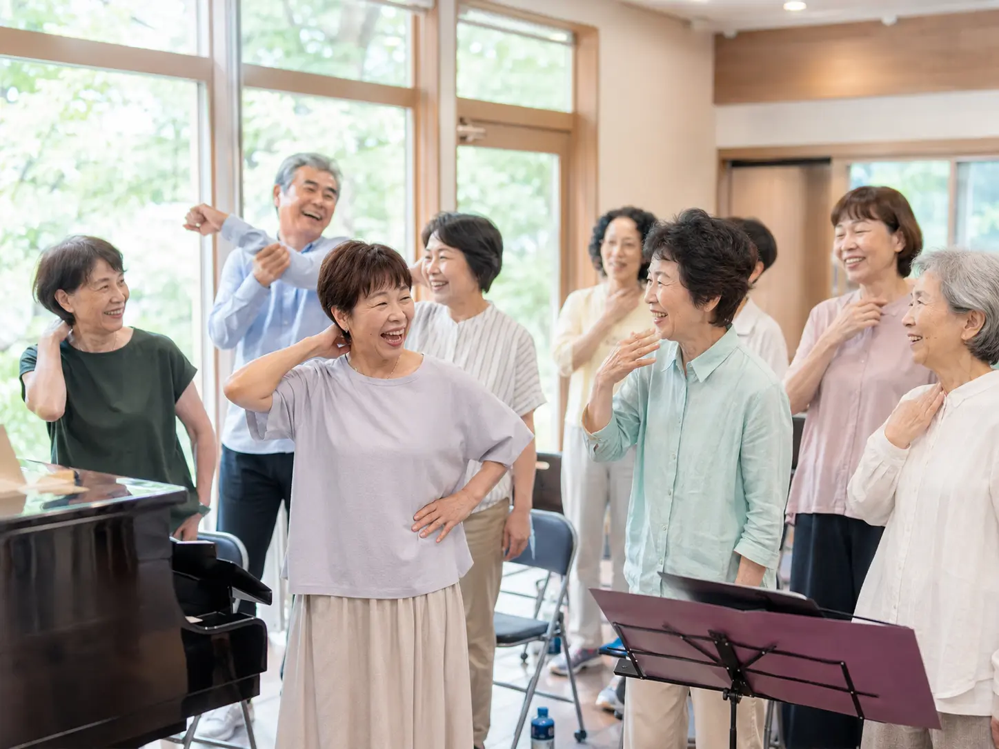 笑顔で発声練習をするメンバー